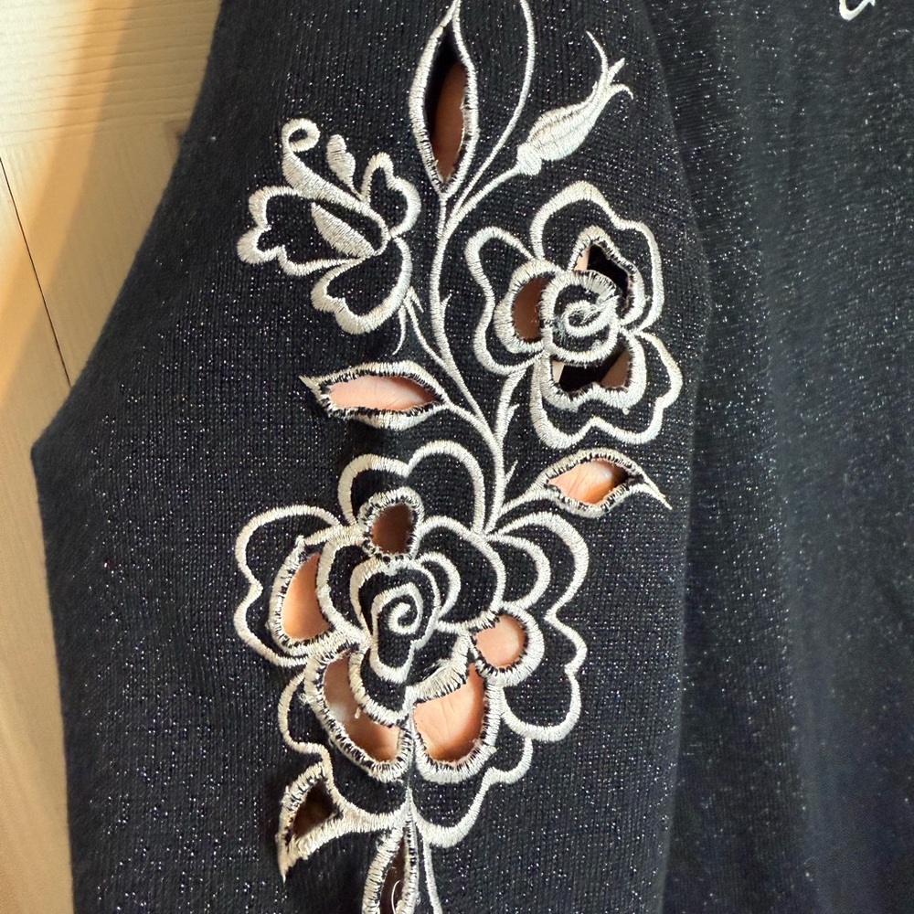 Bob Mackie‎ Black Top with White Floral Embroidery - Picture 2 of 6
